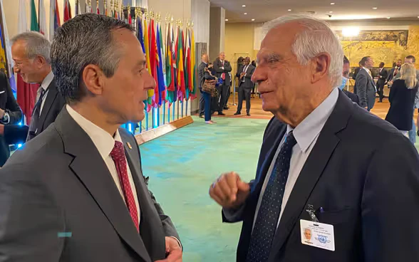 Breve scambio tra il presidente della Confederazione Ignazio Cassis e Josep Borrell, Commissario UE per gli Affari esteri e la politica di sicurezza.