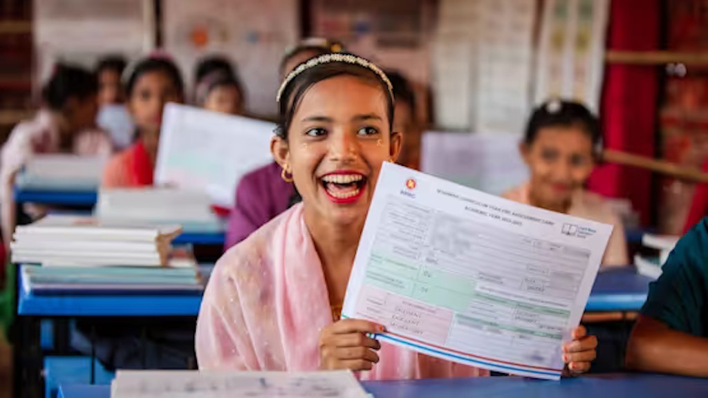 Bambine e bambini Rohingya ricevono un certificato nei campi profughi di Cox’s Bazar, in Bangladesh.