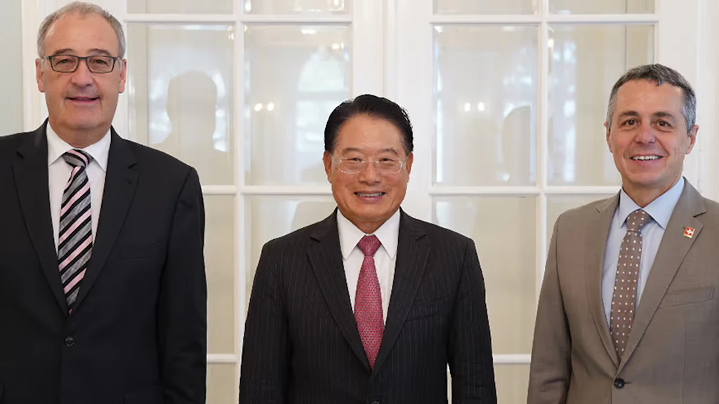Al centro c'è il direttore generale dell'UNIDO LI Yong, affiancato a destra dal consigliere federale Cassis e a sinistra dal consigliere federale Parmelin.