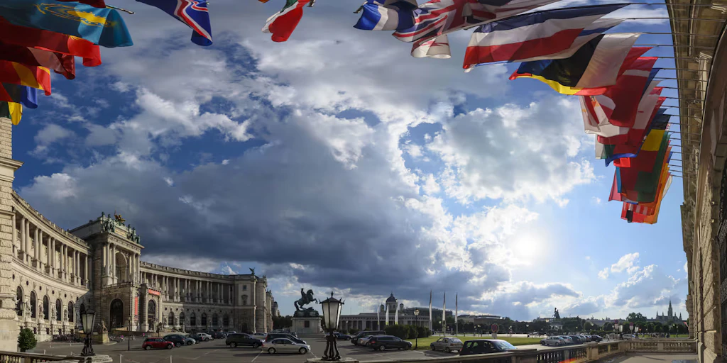 Vienna: la «Neue Hofburg» con la sede dell’OSCE e le bandiere dei 57 Stati partecipanti.