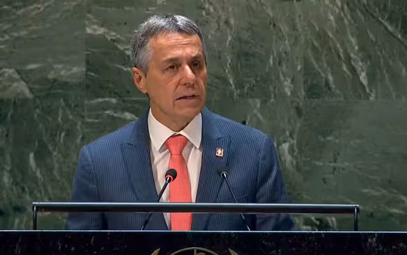 Il presidente della Confederazione Ignazio Cassis interviene da un leggio. 