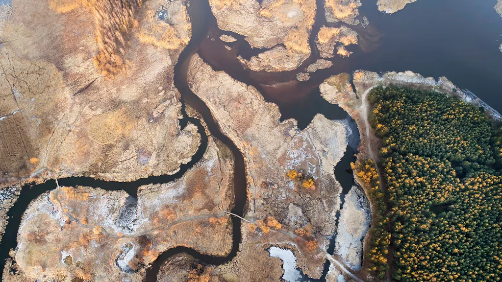 In una zona arida, un corso d’acqua situato tra due Paesi sfocia in un lago.