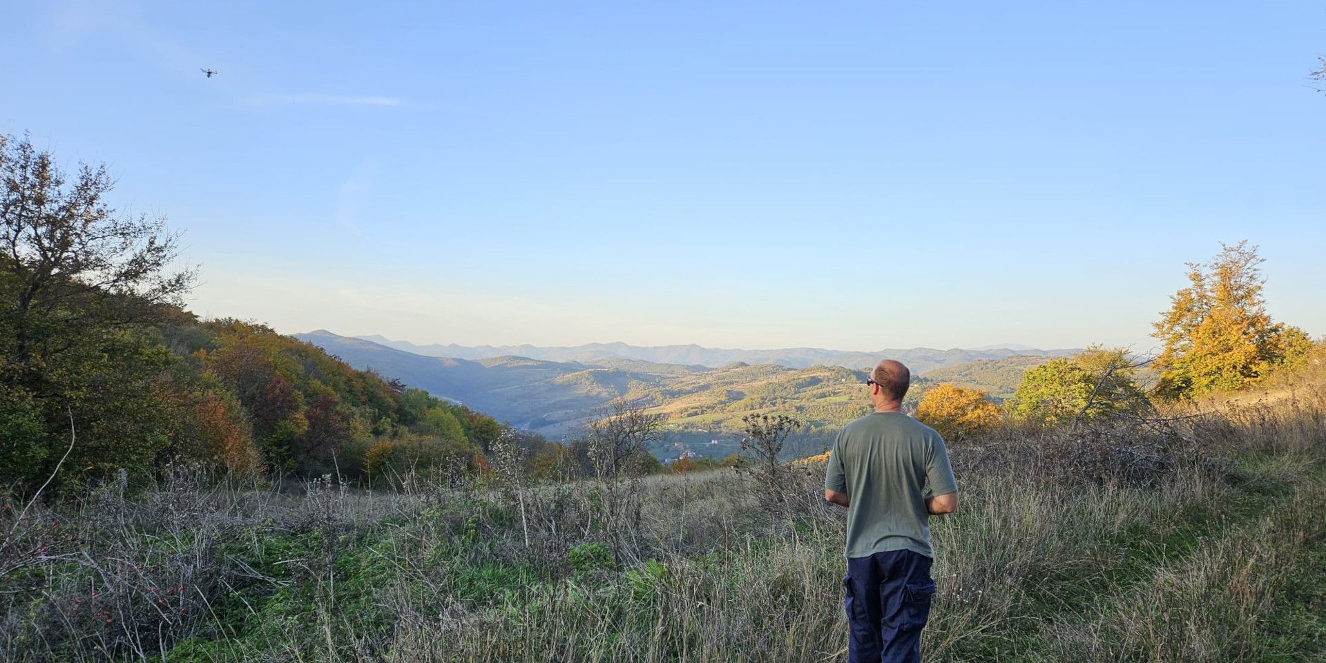 Un drone dotato di tecnologia LiDAR in volo sopra un campo. 