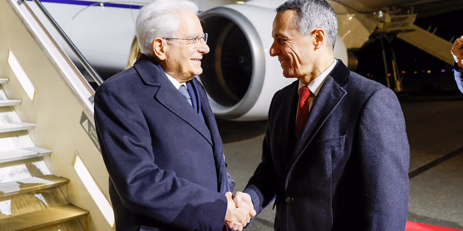 Il presidente della Confederazione Ignazio Cassis accoglie il presidente della Repubblica italiana Sergio Mattarella in aeroporto a Belp.