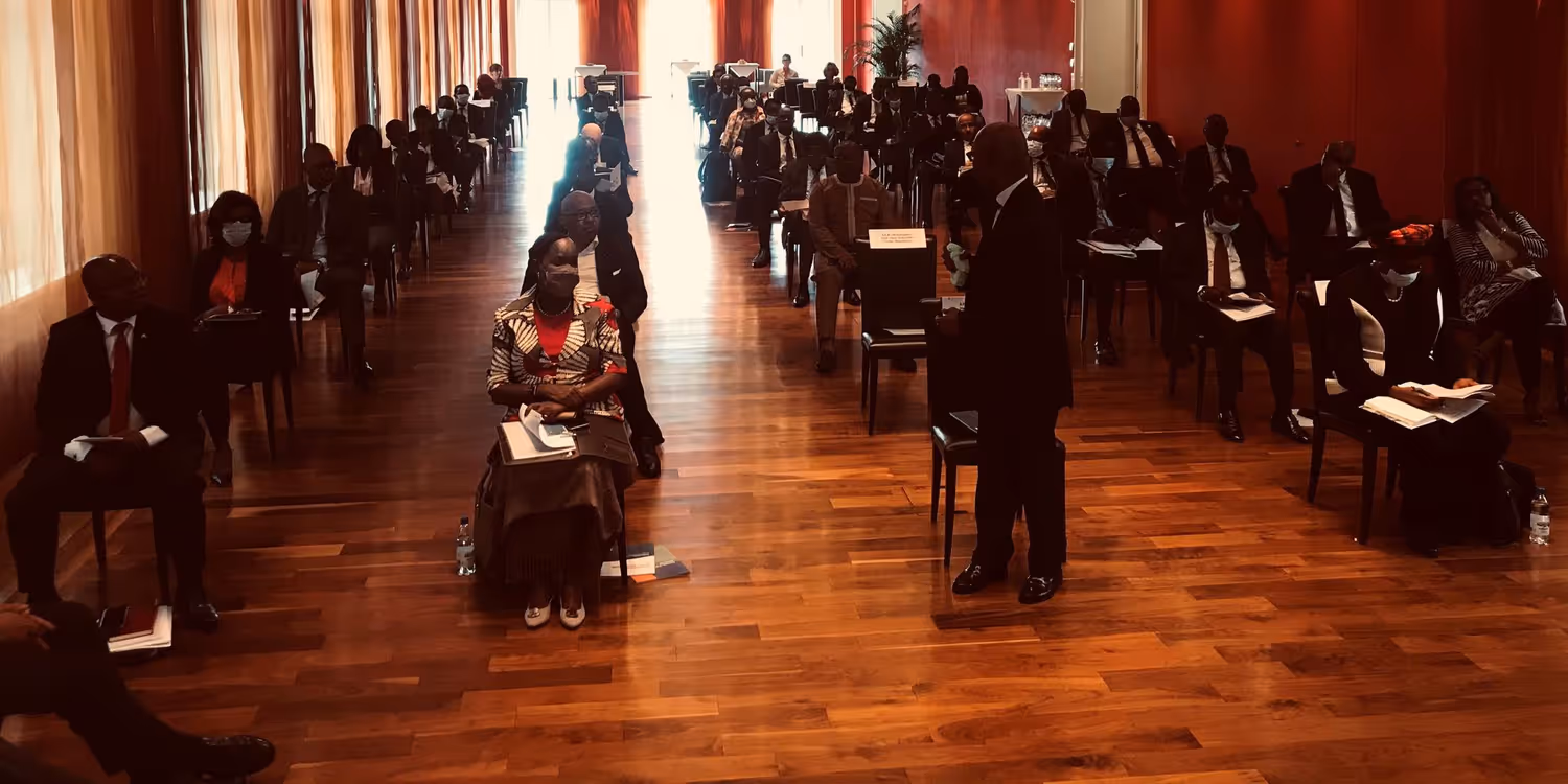 Vista dal podio in una stanza con 30 partecipanti al workshop che ascoltano la discussione.