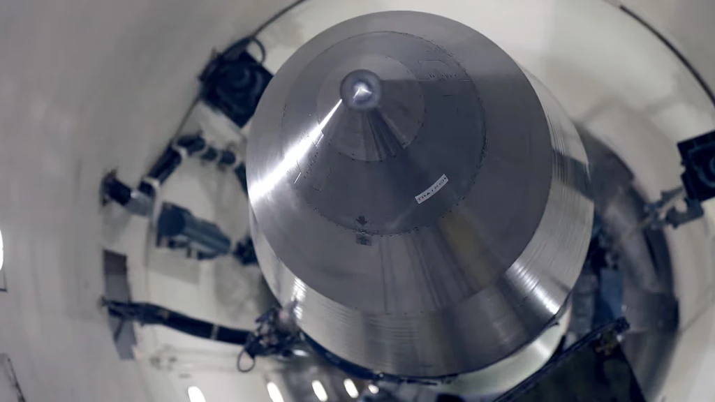 Una testata nucleare in un silo missilistico.