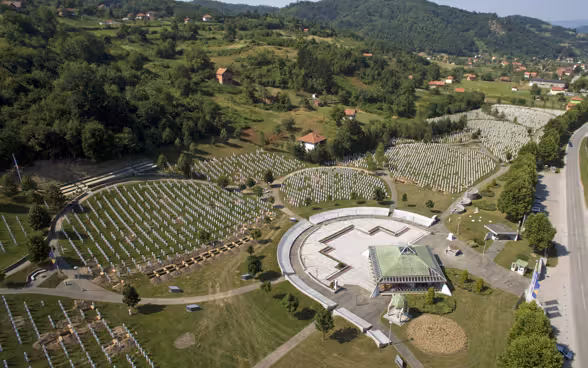 Veduta aerea del Centro commemorativo di Potocari a Srebrenica.