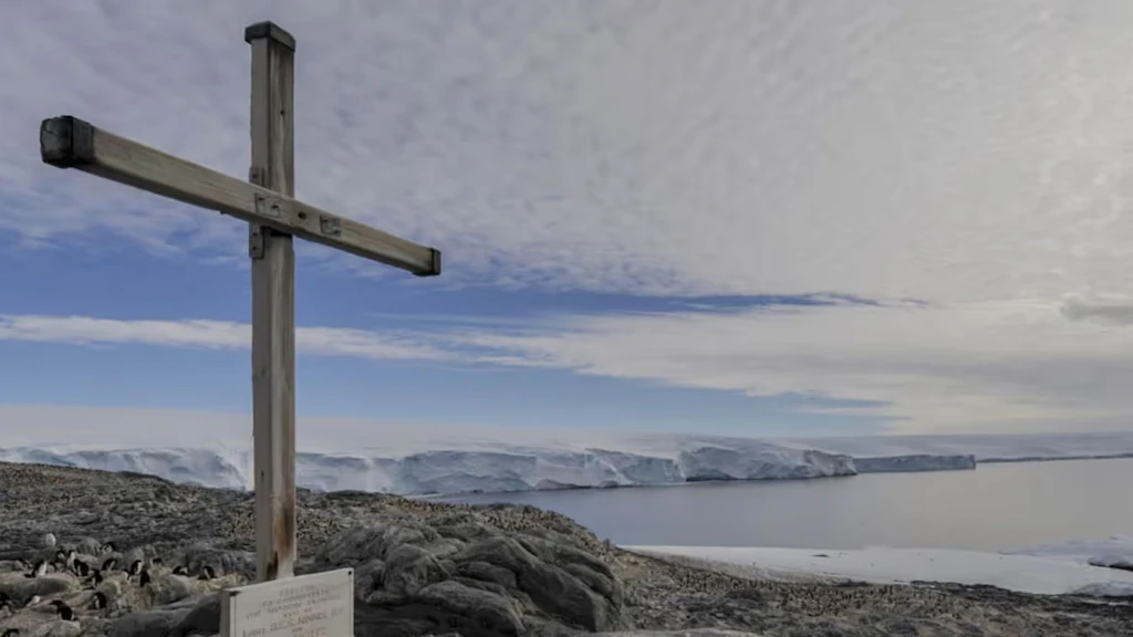 Croce di legno in memoria di Belgrave Ninnis e Xavier Mertz a Capo Denison, Antartide.
