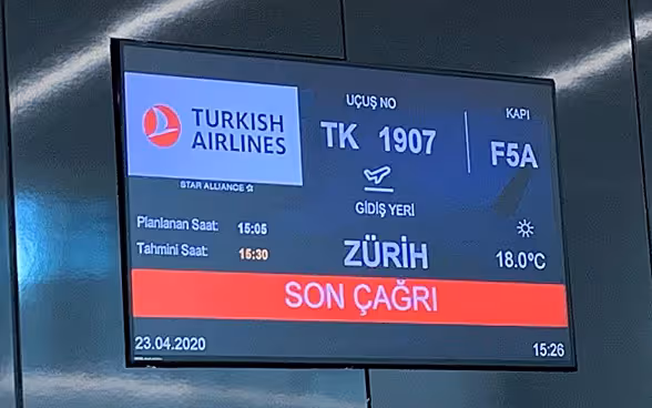 Uno schermo nella sala partenze dell'aeroporto di Istanbul mostra Zurigo come destinazione finale del volo.