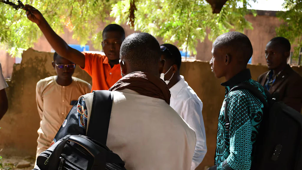 In Niger, un gruppo di persone parla in piedi.