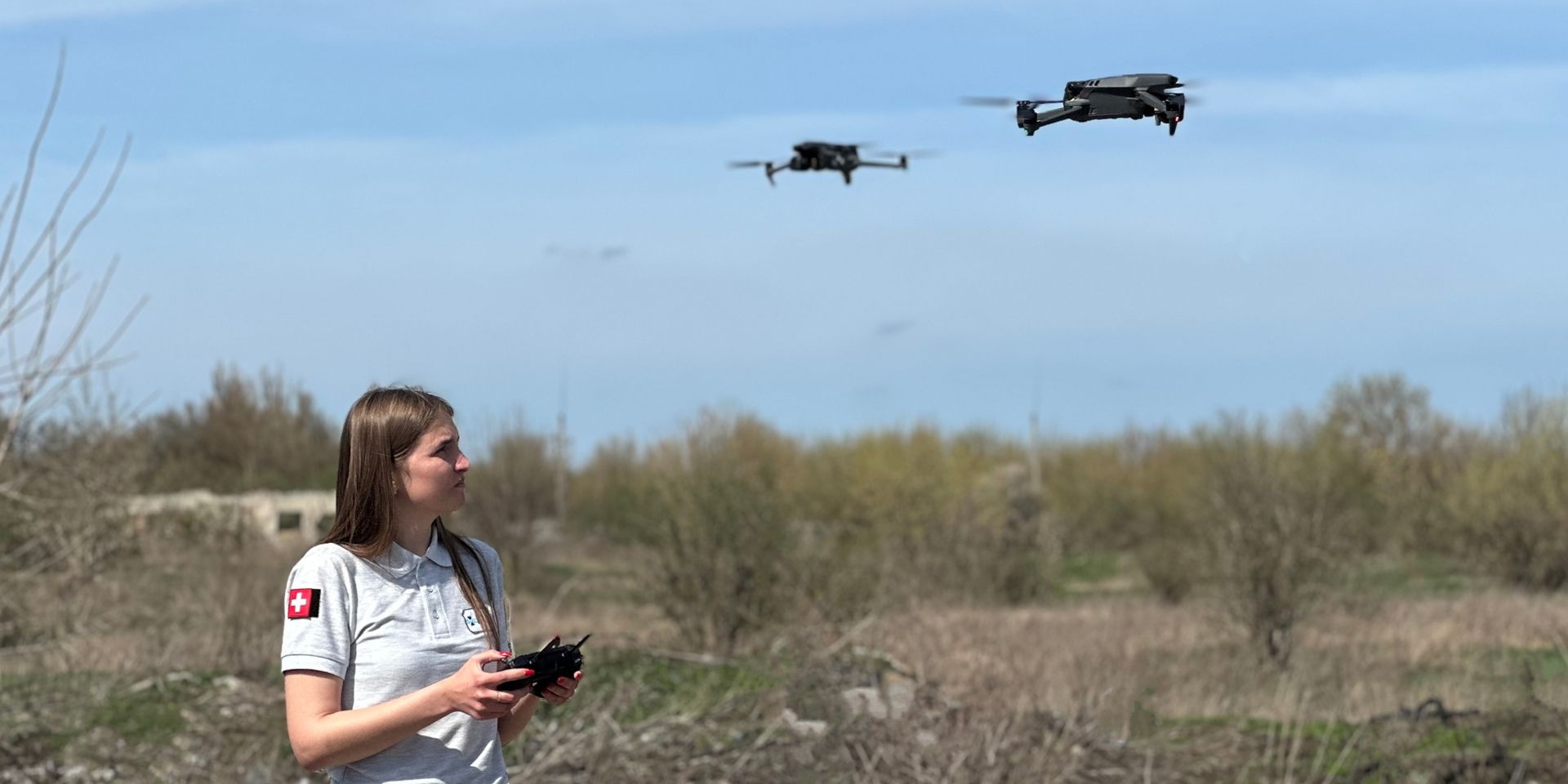 Una giovane donna dell’FSD conduce un’ispezione non tecnica con l’ausilio di droni.