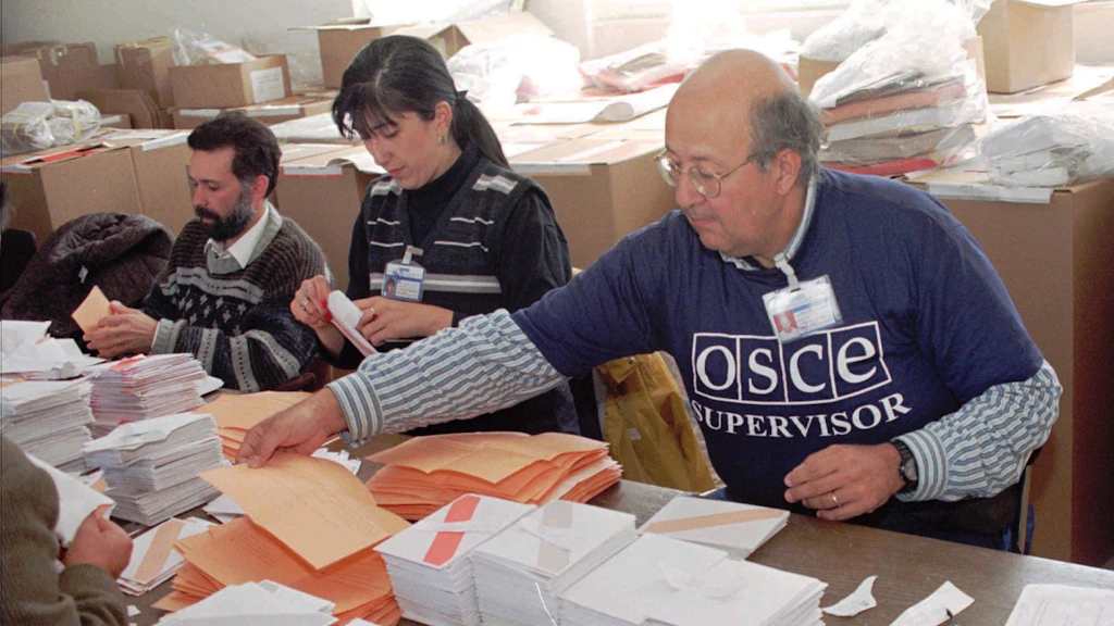 Un osservatore dell’OSCE ordina e conta le schede elettorali nel centro di Sarajevo nel 1996.