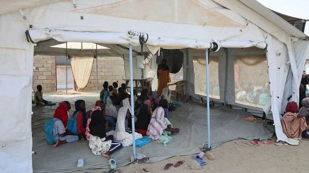Nel campo profughi di Port Sudan la scuola continua.