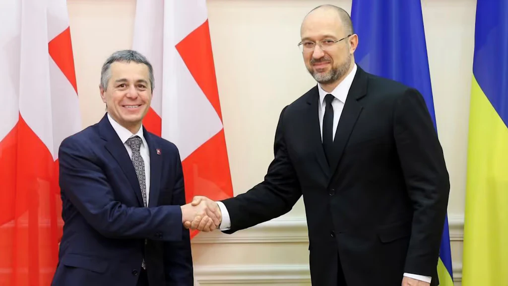 Il consigliere federale Cassis e il primo ministro ucraino Denys Shmyhal si stringono la mano. 