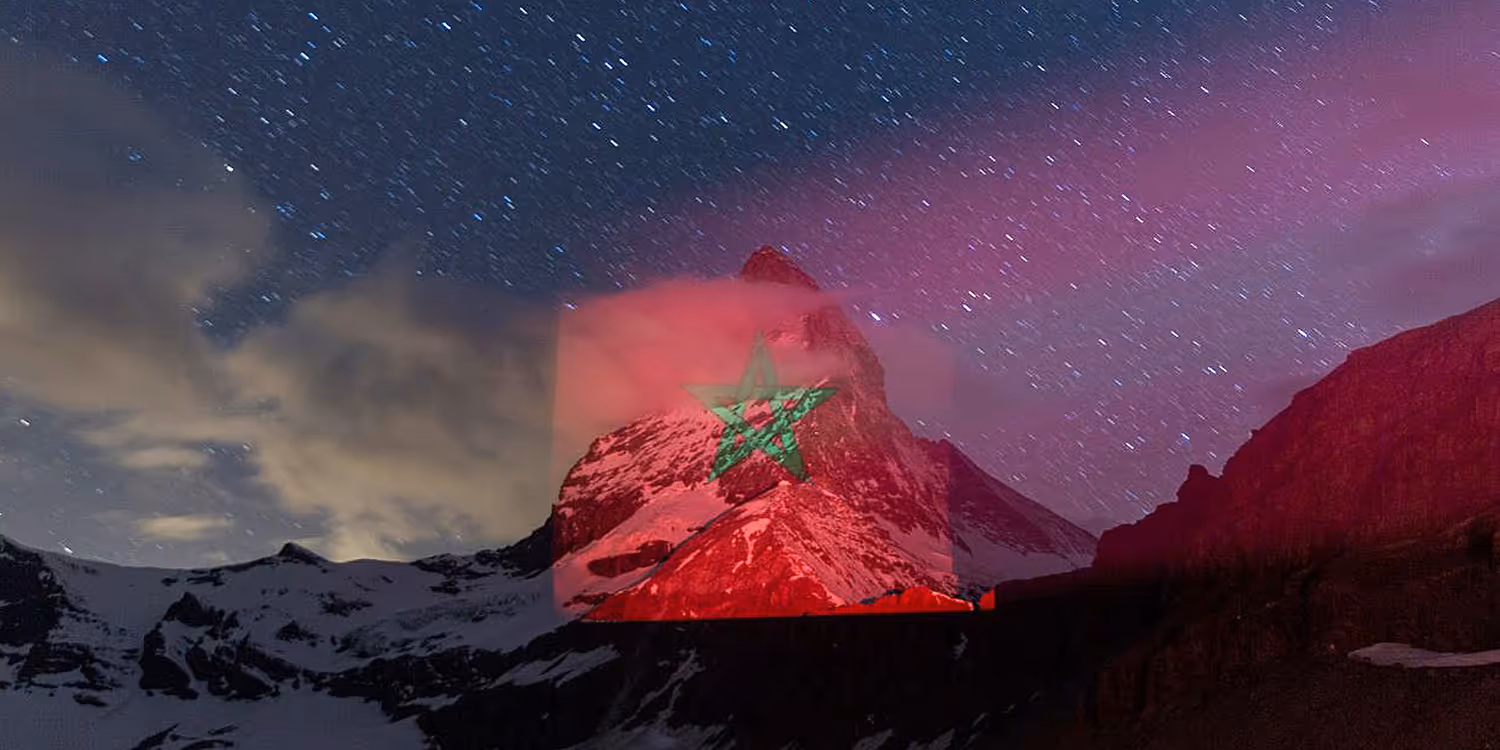 La bandiera del Marocco, rossa e verde, proiettata sull’iconica montagna svizzera del Cervino.