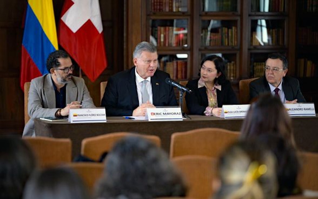 Francisco Flores, Eric Mayoraz, Olga Lucía Arenas e Alejandro Ramelli durante una conferenza stampa. 