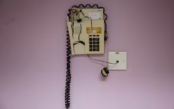 Un telefono all'interno dell'ospedale Saint George danneggiato dall'esplosione.