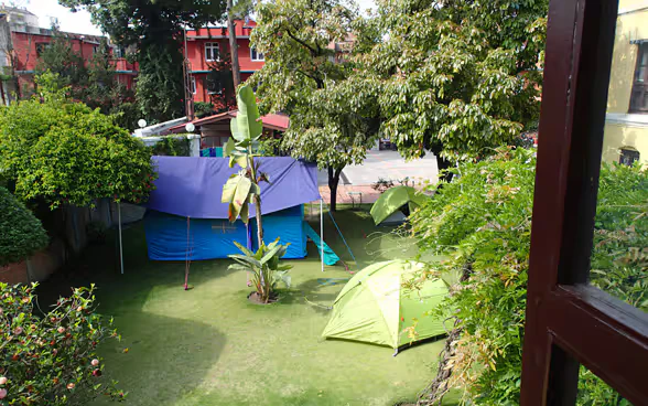 Tende nel giardino dell'ambasciata svizzera a Kathmandu, dove lavora la squadra di operazioni speciali del CSA.