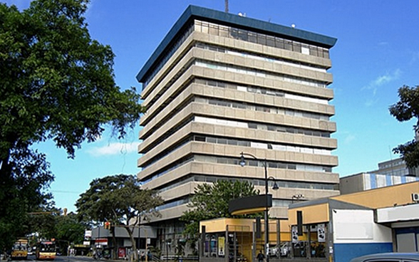 L’edificio che ospita l’Ambasciata di San José visto dall’esterno. La rappresentanza svizzera occupa un intero piano del palazzo.
