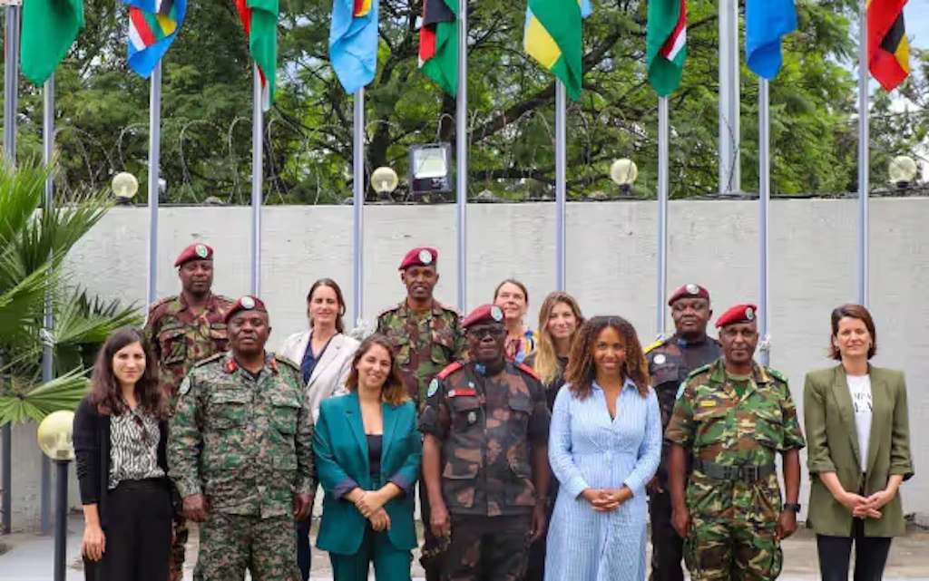 Foto di gruppo con Laura Reymond-Joubin, al centro, in prima fila, accanto a rappresentanti della forza regionale della Comunità dell’Africa orientale (EAC-RF).