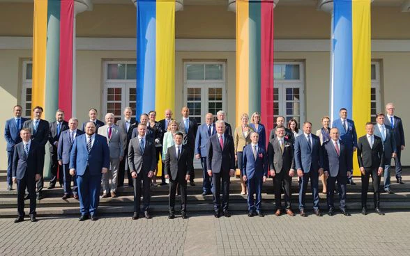 Una foto di gruppo con tutti i ministri coinvolti nella conferenza.