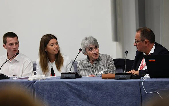 Christa Markovits, superstite dell’Olocausto e una delle autrici delle memorie di superstiti dell’Olocausto, a colloquio con Daniel Gerson, partecipante.