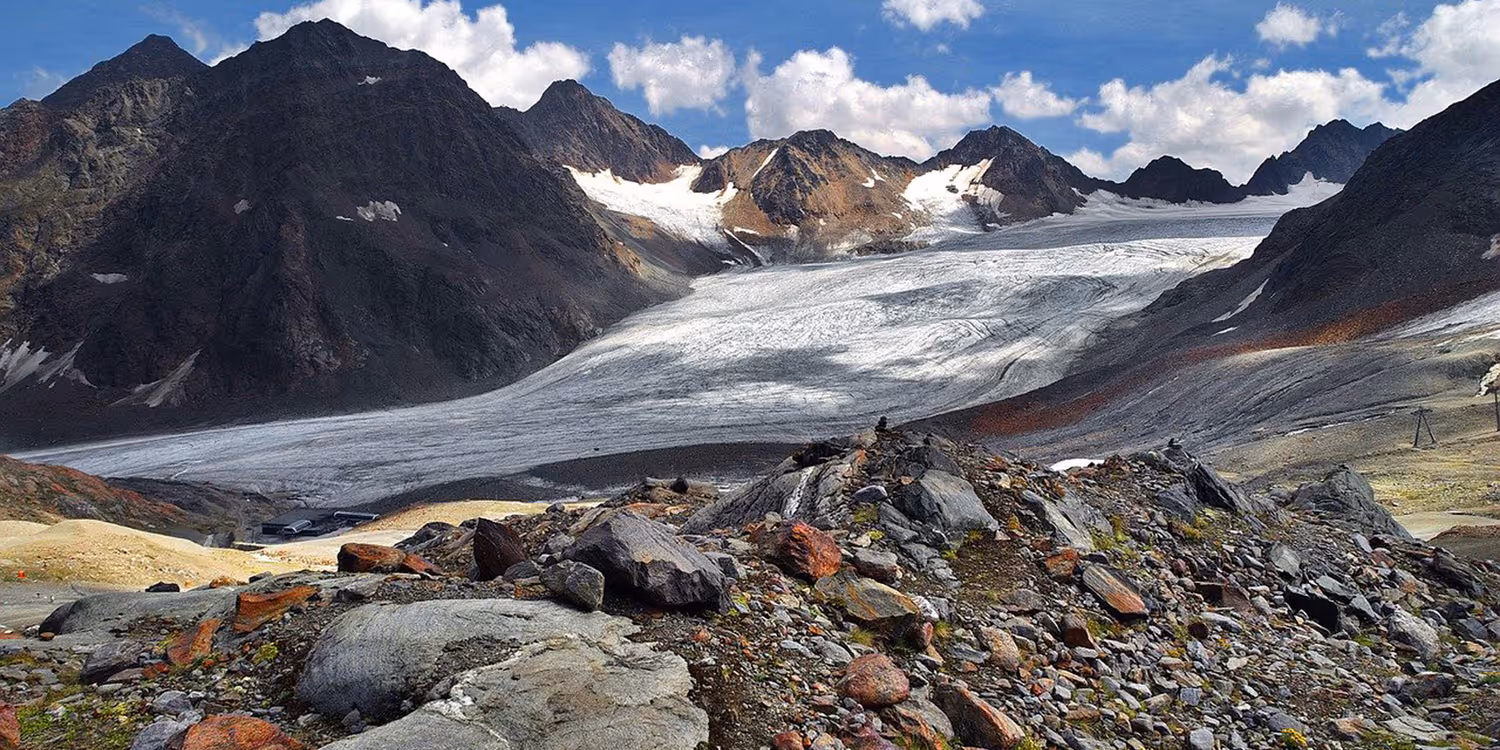 Un paesaggio di montagna con un ghiacciaio nelle Alpi centrali.