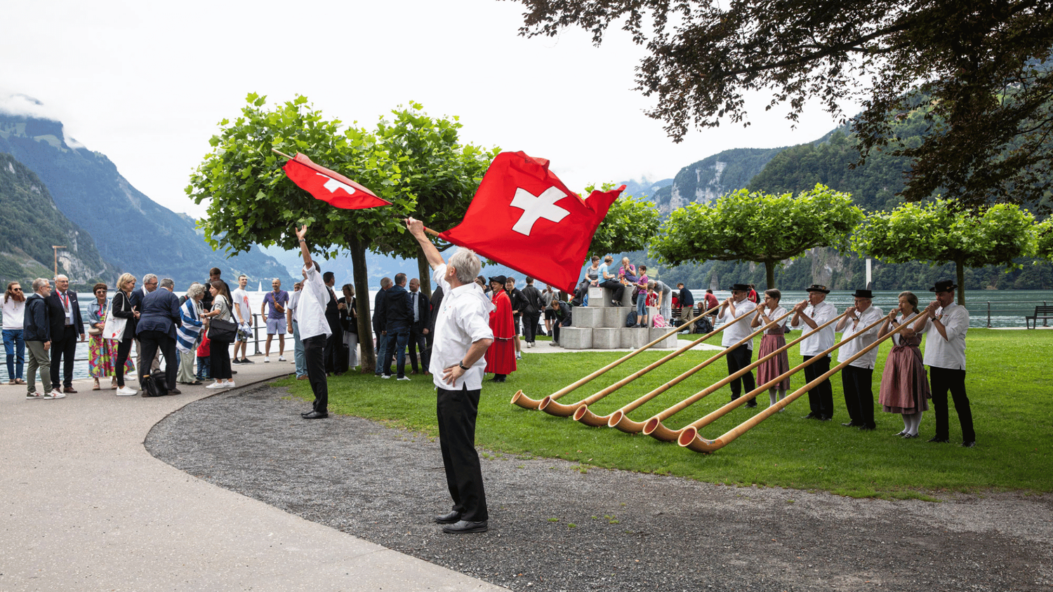 Festeggiamenti sulla Piazza degli Svizzeri all’estero a Brunnen in occasione del 100° Congresso delle Svizzere e degli Svizzeri all’estero.