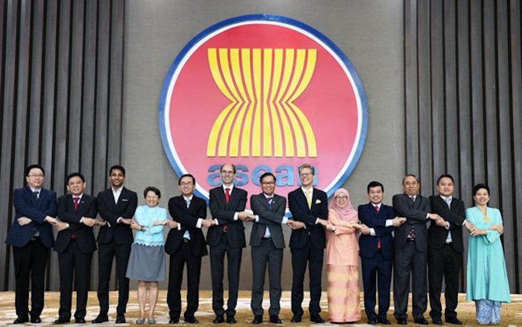 Foto di gruppo della delegazione svizzera e i rappresentanti dell’ASEAN.
