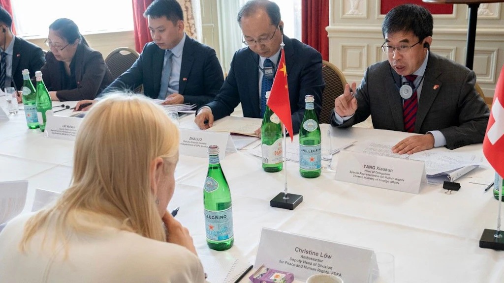 Le due delegazioni durante il dialogo.