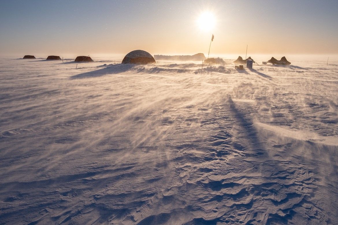 Un campo di ricerca isolato sulla calotta glaciale della Groenlandia nell’ambito del progetto HI-SLIDE.