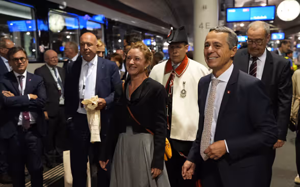 Ignazio Cassis, Guy Parmelin e altri passeggeri del treno speciale raggiungono il binario a Berna. 