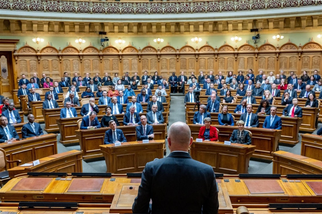 Gli ambasciatori stranieri ascoltano il discorso del presidente della Confederazione Alain Berset durante il ricevimento di Capodanno 2023 nella Sala del Consiglio nazionale.