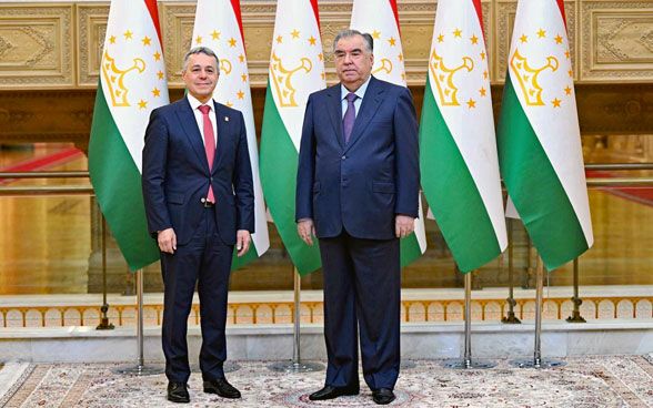 Ignazio Cassis accanto al Presidente del Tagikistan, Emomali Rahmon.