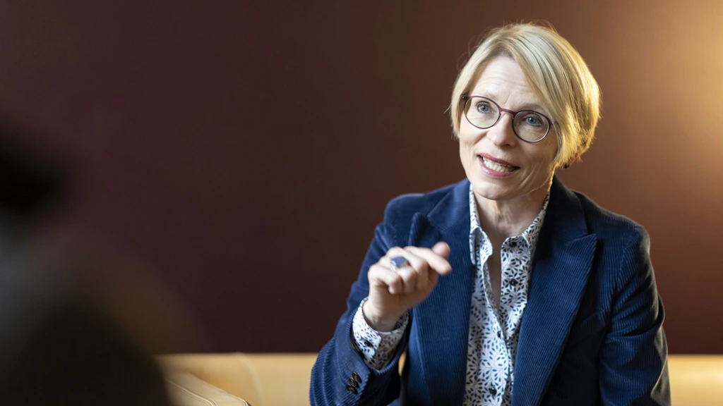  La segretaria di Stato del DFAE parla seduta su un divano di pelle.