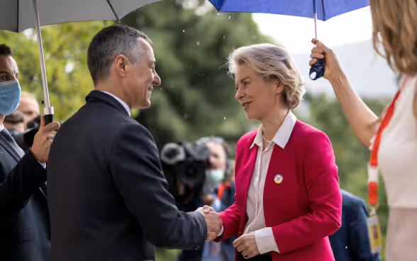 Ignazio Cassis stringe la mano a Ursula von der Leyen.