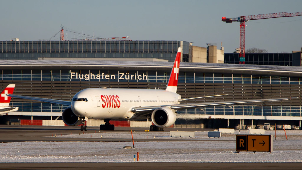 Un aereo della compagnia SWISS in sosta sulla pista dell’aeroporto di Zurigo.