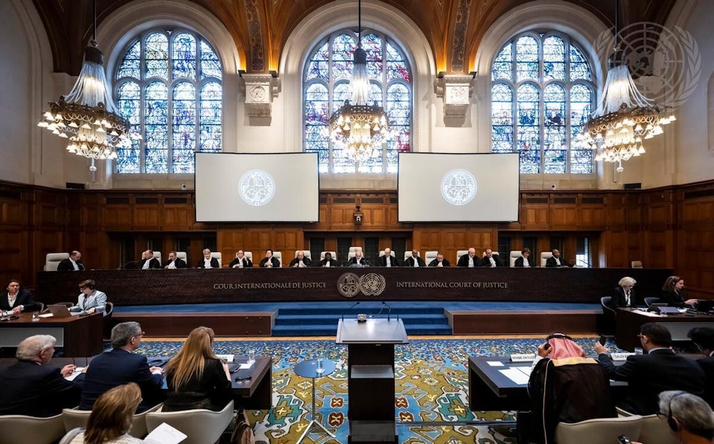 Immagine dell'aula del tribunale della Corte internazionale di giustizia dell'Aia.