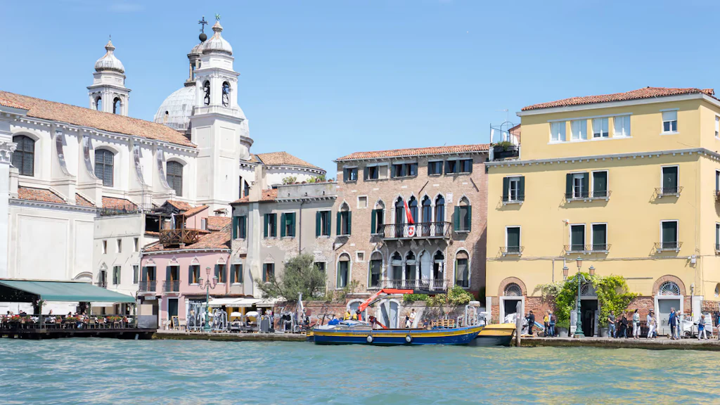 Fotografia di Palazzo Trevisan, un edificio situato nel sestiere di Dorsoduro, nella Fondamenta delle Zattere.