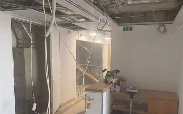 Vista all’interno dell’Ambasciata con i numerosi detriti.