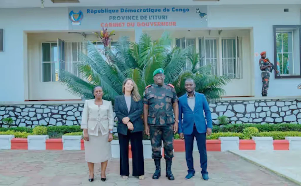 Foto di gruppo con Laura Reymond-Joubin, al centro, accanto al governatore militare della provincia dell’Ituri.
