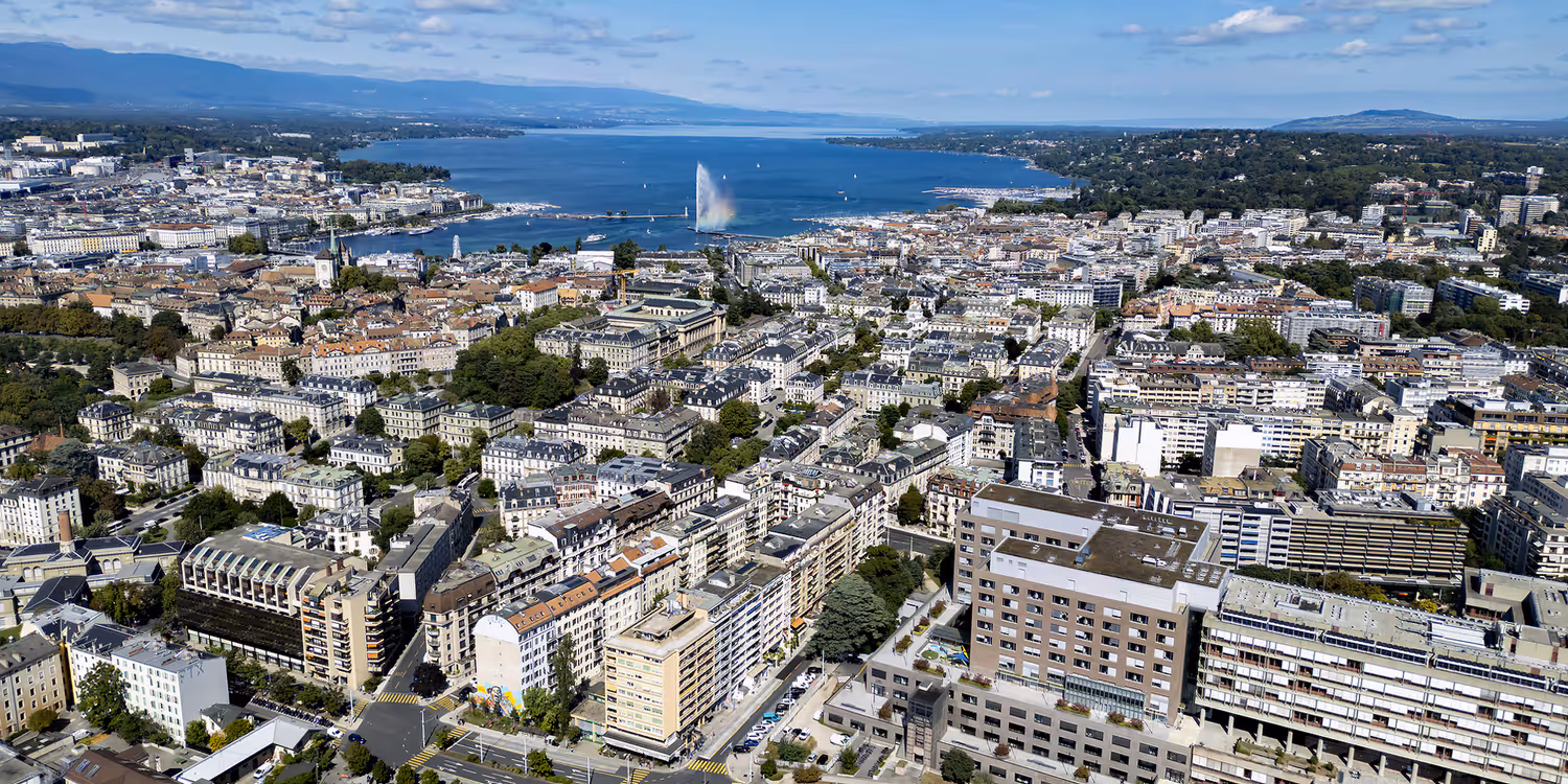 Veduta aerea della città di Ginevra con il suo Jet d’Eau.