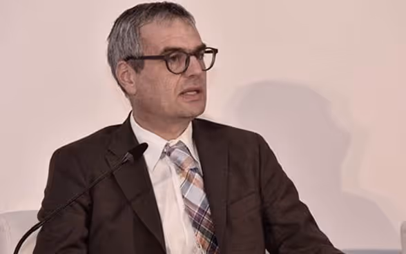 Ritratto di Patrick Egli, capo in co-direzione della Sezione Economia e formazione presso la DSC.