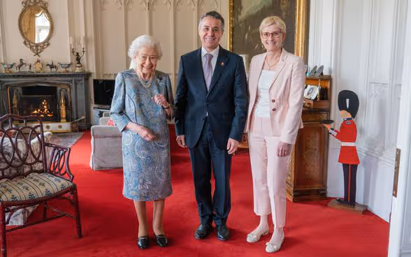 Il presidente della Confederazione Cassis al centro. Alla sua destra la regina Elisabetta II e alla sua sinistra la moglie Paola Rodoni Cassis.