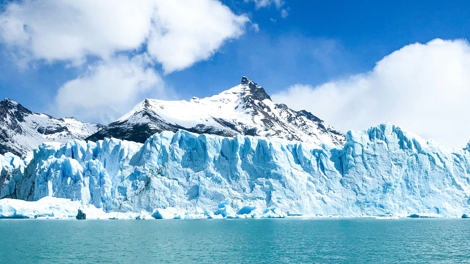 L'immagine mostra un ghiacciaio circondato dall'acqua.