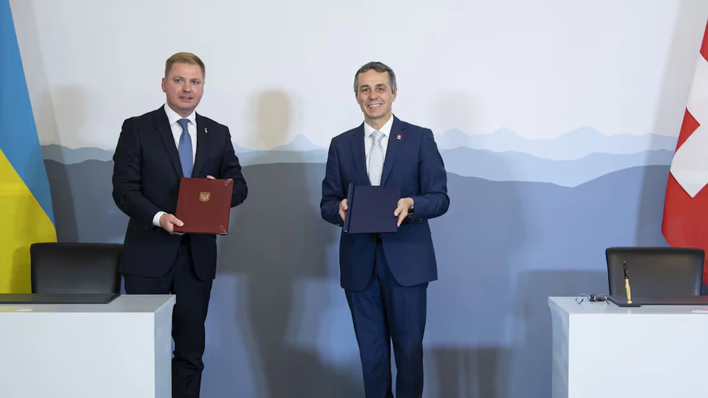 L'ambasciatore ucraino in Svizzera, Artem Rybchenko, e il consigliere federale Ignazio Cassis alla firma del Memorandum d'intesa il 30 giugno 2020 a Berna.