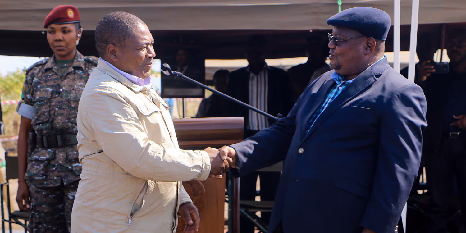 Il presidente del movimento RENAMO e il presidente del Mozambico si stringono la mano.