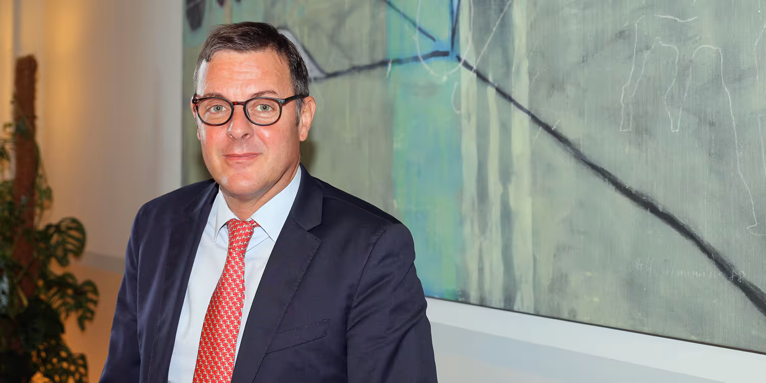 Patric Franzen in ritratto davanti a un quadro