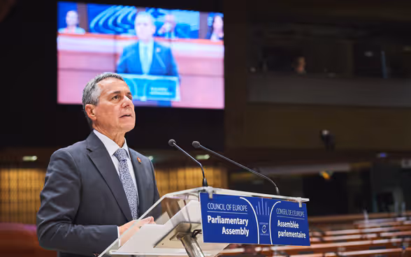 In piedi dietro un leggio, il presidente Ignazio Cassis si rivolge all'Assemblea parlamentare del Consiglio d'Europa.