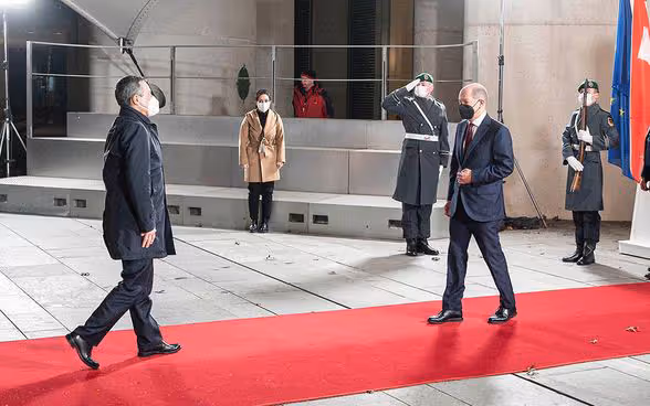 Il presidente della Confederazione Cassis viene accolto dal cancelliere Scholz.